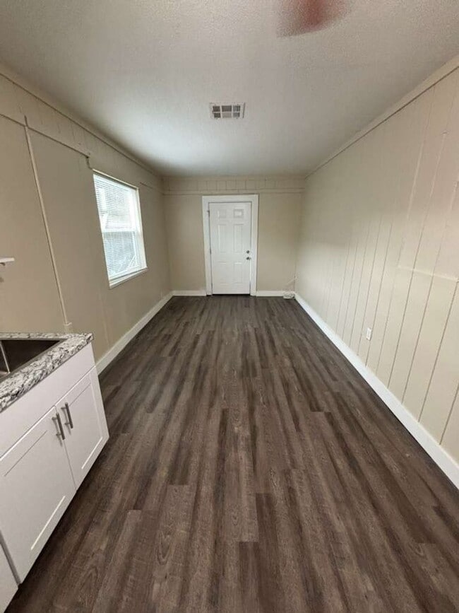 Building Photo - 1120 Union St S