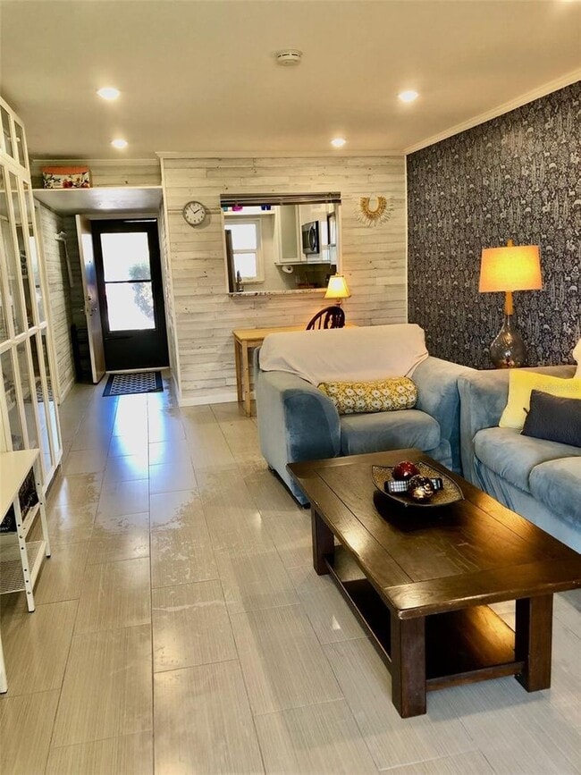 Building Photo - Furnished Annual - Close to Venice Beach!