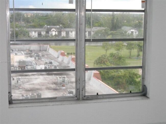 Building Photo - 4174 Inverrary Dr