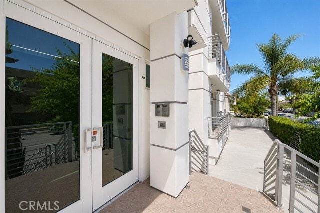 Building Photo - 401 N Serrano Ave