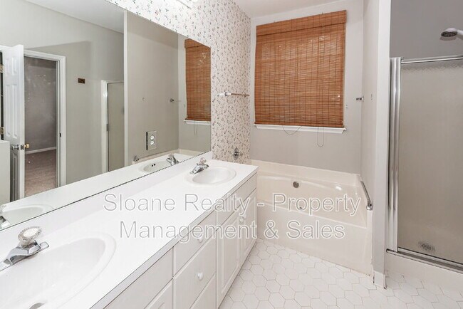 Building Photo - 1584 Kentwood Cir