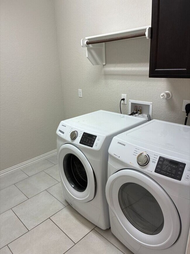 Building Photo - !! MOVE IN SPECIAL: Get 50% OFF!! 4BR/3BA House • In-Unit W/D • Attached Garage  • Backyard in Sa...