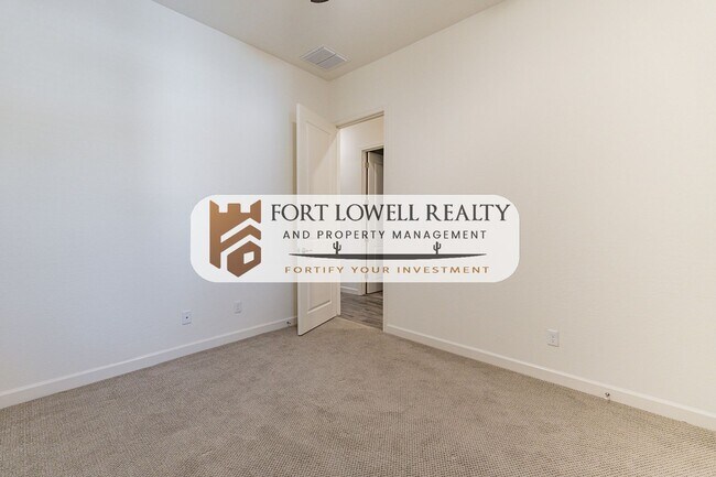 Building Photo - 3 Bedroom, 2 Bath Home near South Mountain!!