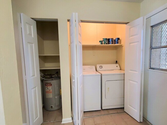 Building Photo - FOR RENT 2 bedroom 1.5 bath townhome