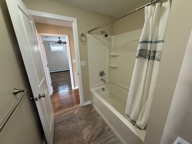 Building Photo - Mint 2 Bed/2 Bath Single-Family Home in Howard Beach!