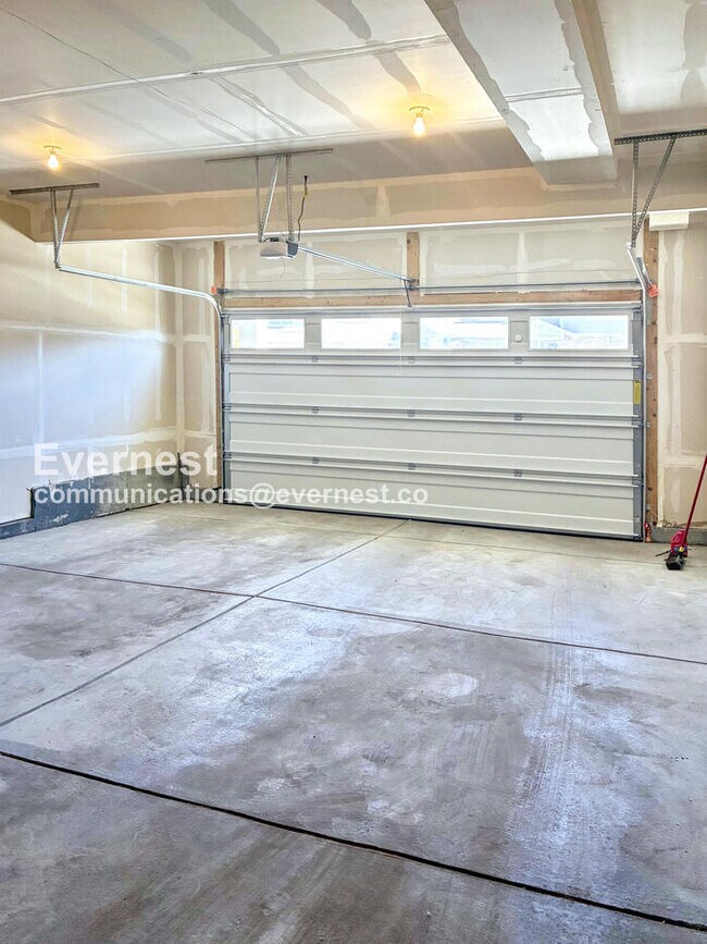 Building Photo - Spacious Home with Stainless Steel Appliances and Fenced Yard