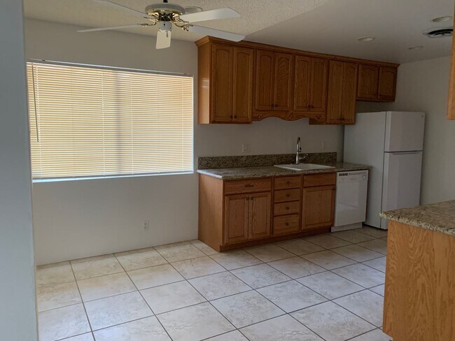 Building Photo - Three Bedroom Home in Beautiful Neighborhood