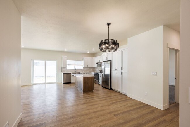 Building Photo - TWIN HOME FOR RENT IN SUGAR CITY - 3 BEDROOMS 2 FULL BATHROOMS