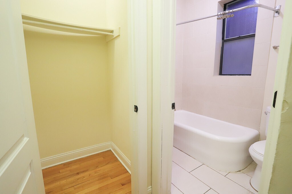 Building Photo - 4614 N Paulina St