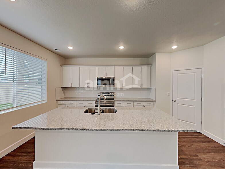 Building Photo - 2415 E Surry Way