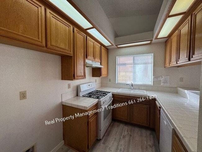 Building Photo - Great 4 + 2 in Rosamond!