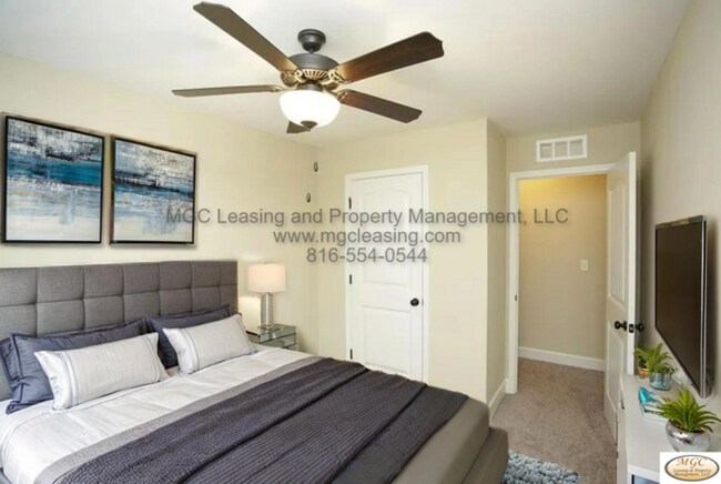 Building Photo - Modern Townhome with Designer Kitchen and High-End Touches in Raymore!