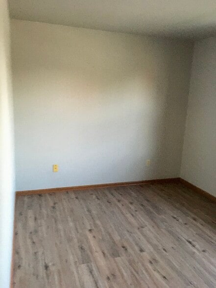 Building Photo - 425 E Monroe Ave