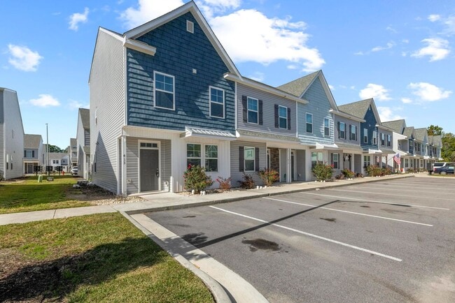 Building Photo - Move in Special!  3 Primary Bedrooms- Townhome - Community Pool/Gym