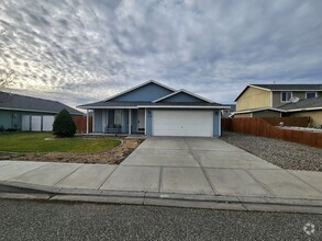 Building Photo - Beautiful home in Pasco