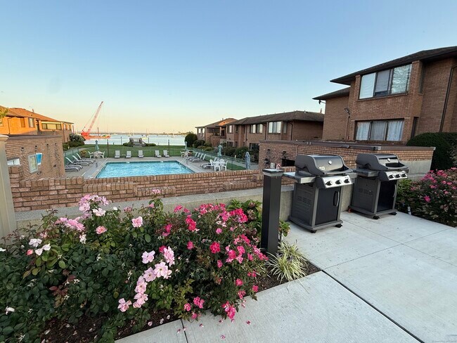 Building Photo - 350 Grovers Ave