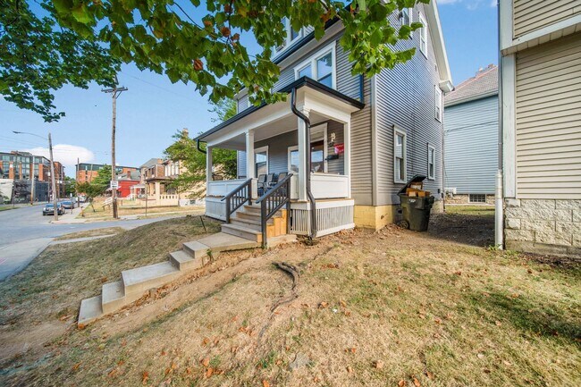 Building Photo - Ultimate 6-Bedroom House with Spacious Liv...