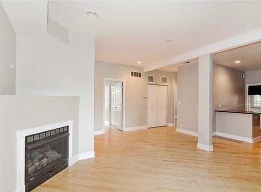 Living room - 5880 N Ridge Ave