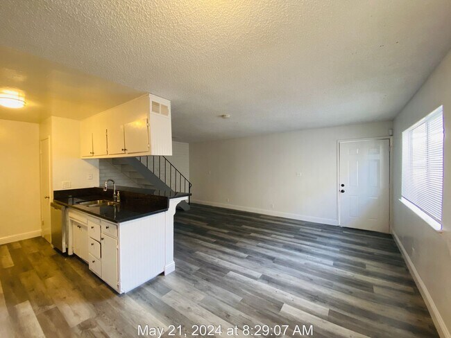 Building Photo - Cozy 2 Bedroom Townhome