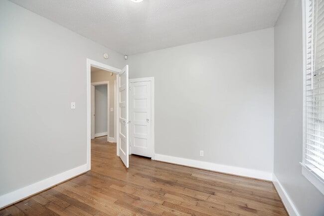 Building Photo - 1741 Oak Dr