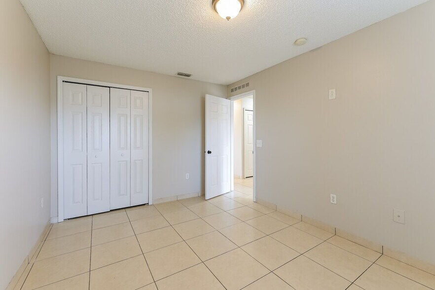 Building Photo - 742 Paris Dr