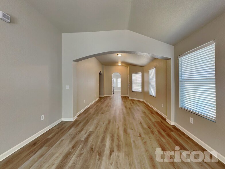 Building Photo - 9822 Vandenberg Way