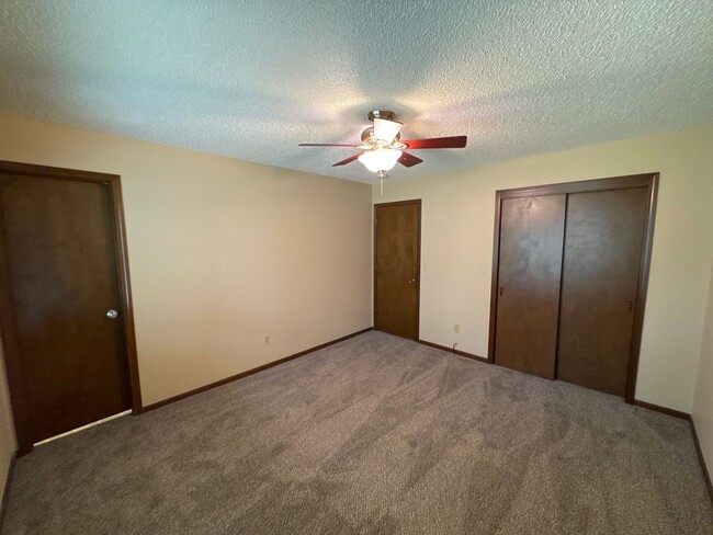 Building Photo - 3 Bedroom 2 Bath 2 Car Garage! Southeast! ...