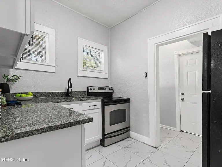 Building Photo - 325 E 63rd St
