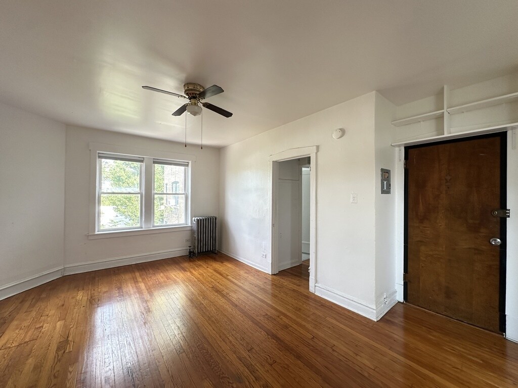 Building Photo - 2462 N Linden Pl