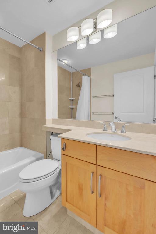 Building Photo - 400 S Broad St