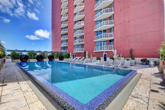 Building Photo - 1551 N Flagler Dr