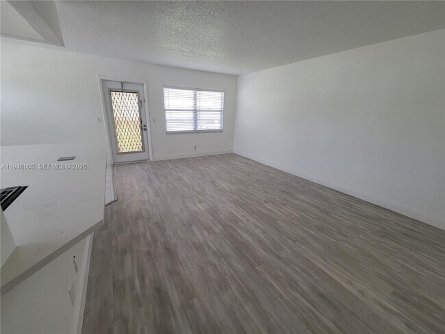 Building Photo - 196 Mansfield F