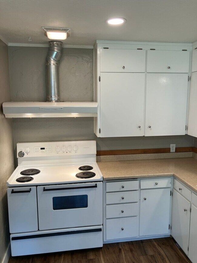 Building Photo - Cozy Three Bedroom Home in South Salem