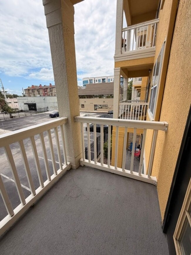 Building Photo - 1 Bedroom Condo in Downtown Free Water, Sewer, Trash and Pest Control! No Hidden Fees!