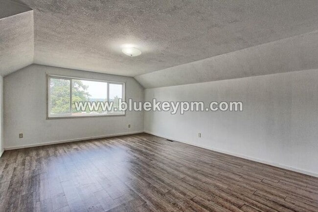 Building Photo - 5 Bedrooms, 2.5 Bathrooms Home in Oregon City