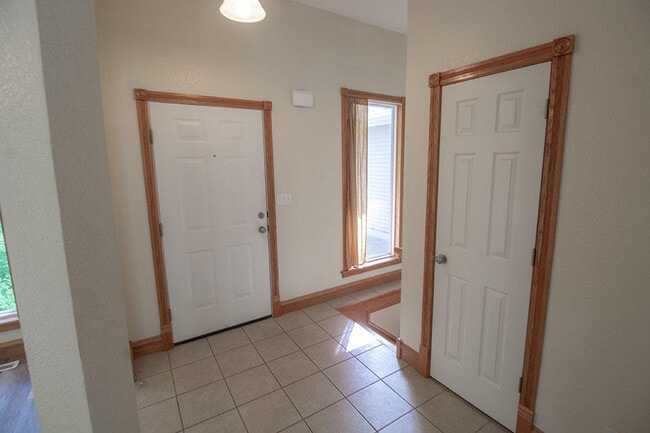 Building Photo - 1420 Bradford Dr
