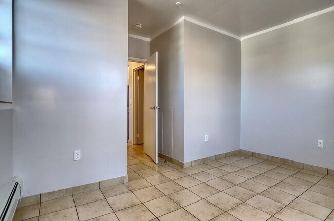 Building Photo - 715 28th St