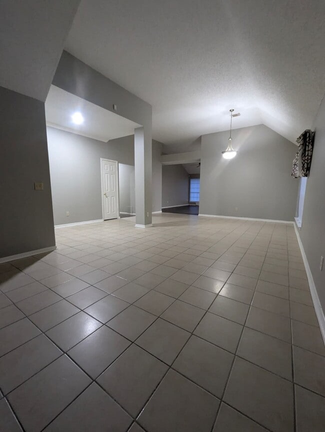 Building Photo - 827 Coral Tree Pl