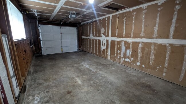 Building Photo - Eastmont Duplex with large fenced yard and...