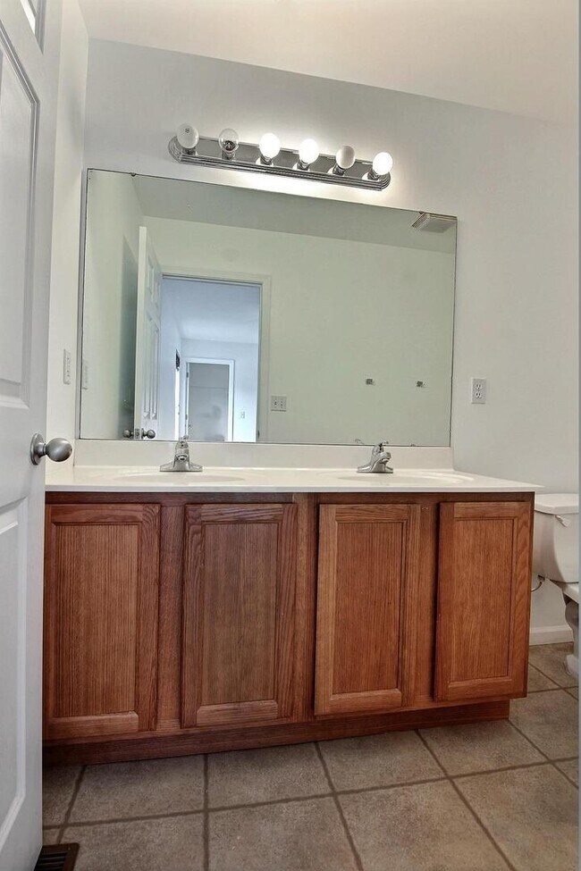 Building Photo - 3 bedroom / 2.5 bathroom Duplex for Rent in Valparaiso