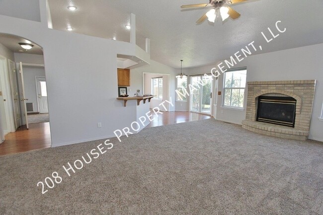 Building Photo - Clean & Move-In Ready Home!