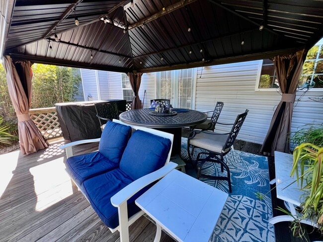 Building Photo - Luxury Beachside Home – Steps from the Bay!