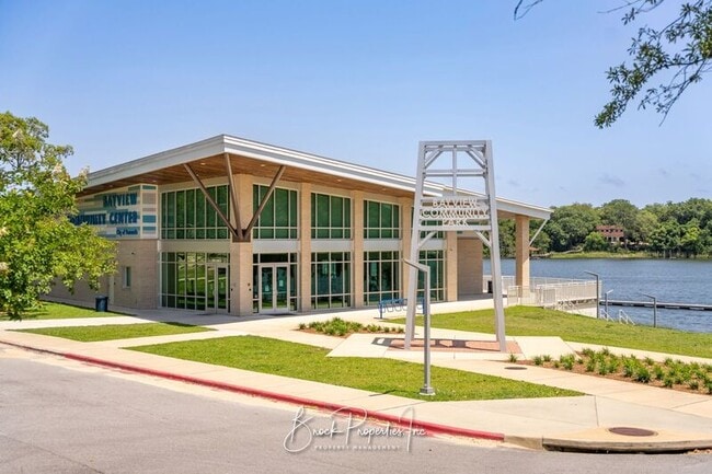 Building Photo - 1613 E Blount St