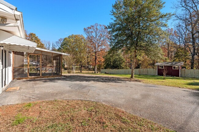 Building Photo - Charming 3 Bedrooms, 1.5 Bath Ranch Home Minutes From Lake Cooley