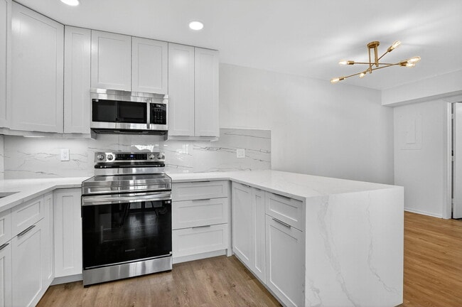 Building Photo - 1010 NE 8th Ave