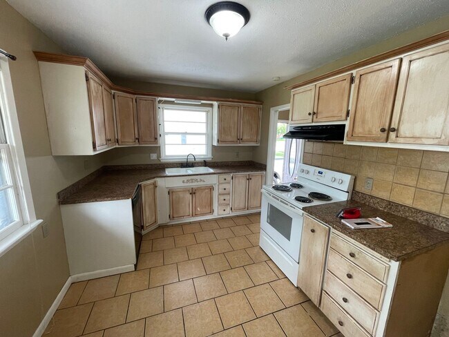 Building Photo - 5Bed/2Bath In Central Lincoln!