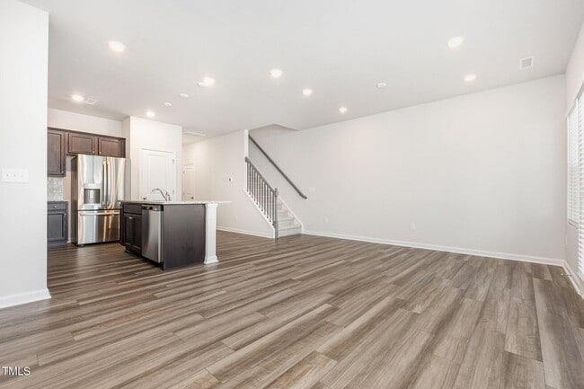 Building Photo - 172 Paramount Dr