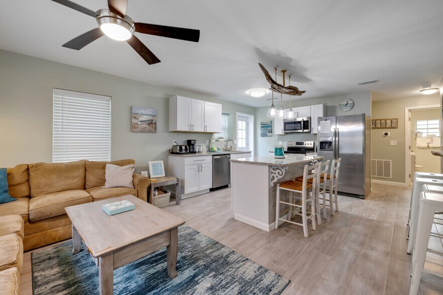 Building Photo - 5616 Pinetree Ave