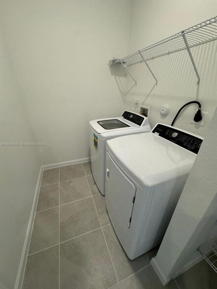 Building Photo - 724 SE 13th St Cir