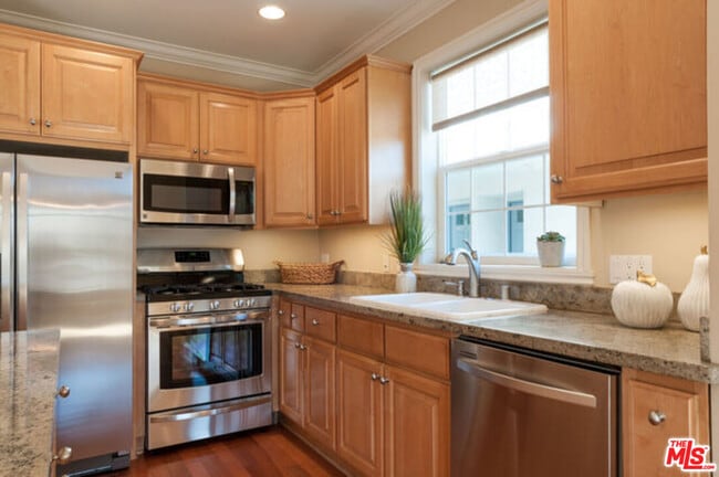 Building Photo - 826 Main St